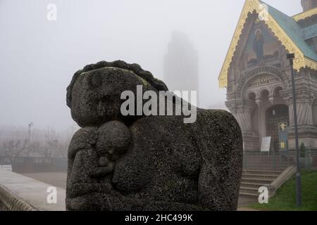 Stature de Maria et de Jésus devant la chapelle orthodoxe russe Banque D'Images