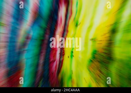 Arrière-plan multicolore et coloré flou avec rayures volantes. Abstraction lumineuse. Banque D'Images