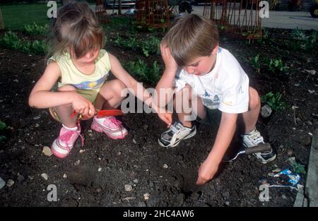 Enfants plantant des graines, Cotswolds Banque D'Images