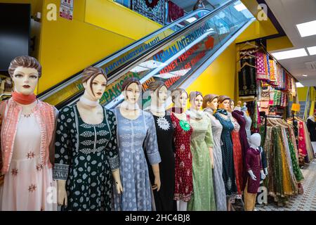 Costumes saris et asiatiques pour femmes sur displayon shop mannequins, Southall High Street, Londres, Royaume-Uni Banque D'Images