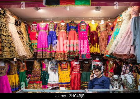 Indian, Rajastani et autres saris asiatiques, tenues, robes de soirée pour femmes exposées dans un magasin, Southall, Londres, Royaume-Uni Banque D'Images