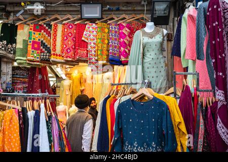 Saris indiens et asiatiques, tenues, robes pour femmes et tenues de soirée exposées à l'extérieur d'une boutique, Southall, Londres, Royaume-Uni Banque D'Images