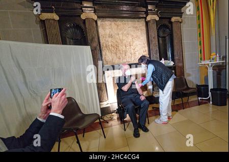 Cologne, Allemagne.24th décembre 2021.La cathédrale provost Guido Assmann reçoit une vaccination de rappel lors d'une campagne de vaccination de Noël dans le Dreikönigensaal de la cathédrale de Cologne.Credit: Henning Kaiser/dpa/Alay Live News Banque D'Images