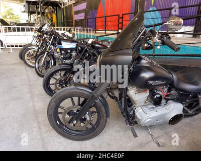 Avellaneda, Argentine - 5 décembre 2021 - photo d'une moto de rue Harley Davidson américaine classique.Expo Wheels 2021. Banque D'Images