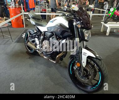 Avellaneda, Argentine - 5 décembre 2021 - prise de vue d'une moto japonaise Yamaha MT07 sport classique.Expo Wheels 2021. Banque D'Images