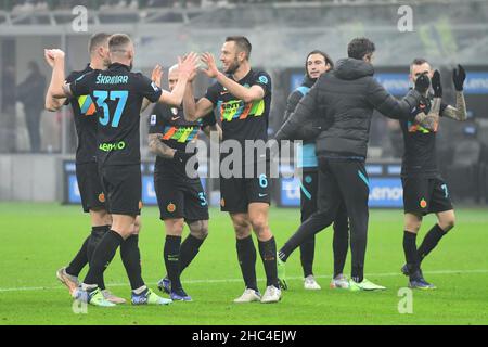 Milan, Italie.22nd, décembre 2021.Les joueurs d'Inter célèbrent la victoire après la série Un match entre Inter et Turin à Giuseppe Meazza à Milan.(Crédit photo: Gonzales photo - Tommaso Fimiano). Banque D'Images