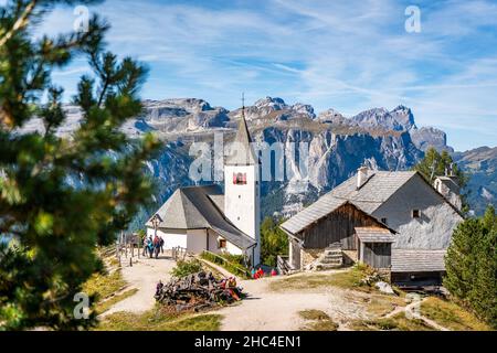 Vue sur l'église Shelter Holy Cross dans les dolomites Banque D'Images