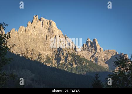 coucher de soleil sur les dolomites de pâle di san martino Banque D'Images