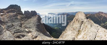 vue panoramique aérienne sur les montagnes de pâle di san martino avec cima di val di roda dans les dolomites Banque D'Images