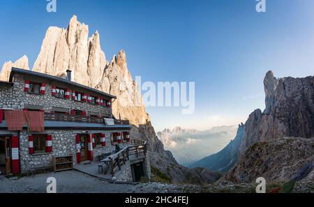 vue sur pradidali refugio dans pâle di san martino tôt le matin dans les dolomites Banque D'Images