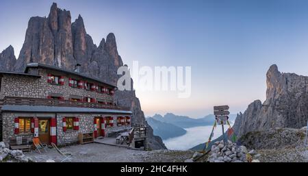 vue panoramique depuis le sommet de la montagne de pâle di san martino dans les dolomites avec pradidali refugio Banque D'Images