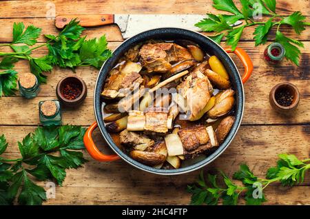 Ragoût de bœuf braisé dans un bol et compote de pommes de terre.Ragoût. Banque D'Images