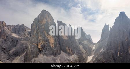 vue panoramique aérienne sur le pâle di san martino dans les dolomites Banque D'Images