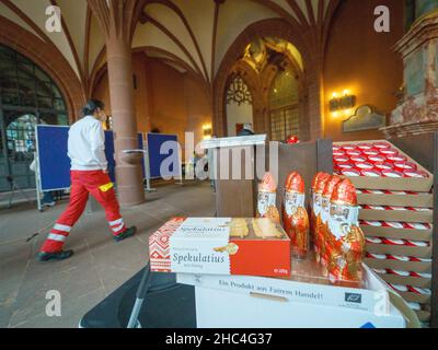 Francfort, Allemagne.Déc 24 2021 : un membre du personnel médical passe devant les Santas de chocolat et les biscuits dans le vestibule de la cathédrale, qui sont donnés aux vaccinés comme « rétifs » pour leur volonté d'être vaccinés.Dans le cadre d'une campagne de vaccination spéciale, la vaccination Covid-19 a été administrée dans le vestibule de la cathédrale de Francfort le matin de la veille de Noël.Selon l'équipe de vaccination, 120 personnes ont été vaccinées contre Corona avec le vaccin Moderna en 3,5 heures.Photo: Andreas Arnold/dpa crédit: dpa Picture Alliance/Alay Live News Banque D'Images