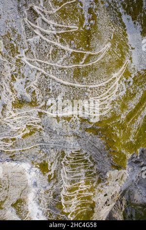 sentier de randonnée dans les montagnes vues d'en haut dans les dolomites Banque D'Images