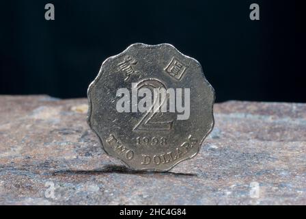 Deux dollars coin Hong Kong, Chine 1998, valeur de pièce de métal Banque D'Images