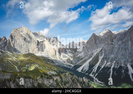 vue panoramique sur les montagnes rosengarten depuis le sentier de randonnée Banque D'Images