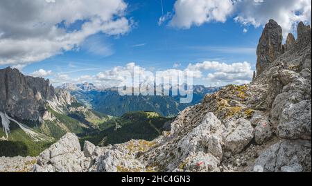 vue panoramique sur les montagnes rosengarten depuis le sentier de randonnée Banque D'Images