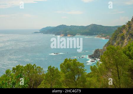 Vue sur la magnifique côte colorée avec des falaises, des montagnes et de l'eau bleu cristal Banque D'Images
