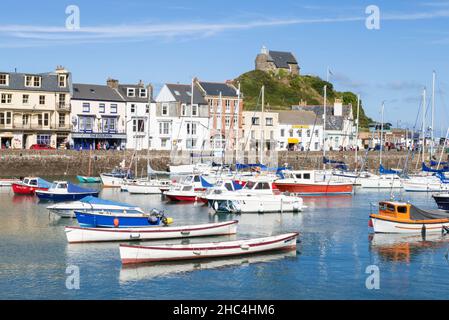 La chapelle Saint-Nicolas au-dessus des bateaux de pêche et des yachts dans le port et la ville d'Ilfracombe Devon Angleterre GB Europe Banque D'Images