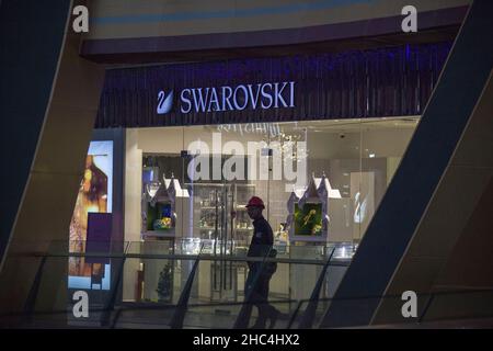 NANJING, CHINE - 24 DÉCEMBRE 2021 - l'extérieur d'un magasin SWAROVSKI est visible dans un complexe commercial de Nanjing, dans la province de Jiangsu, en Chine orientale, en décembre Banque D'Images