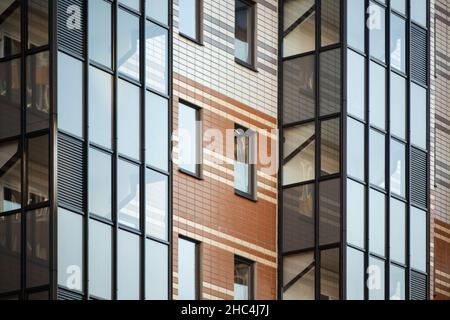 vitrage des balcons, design moderne, construction d'appartements multi-appartements Banque D'Images