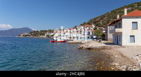 Village de pêcheurs d'Agia Kyriaki près de Trikeri, Pélio, Grèce. Banque D'Images