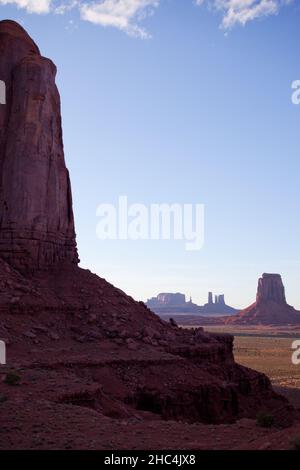 Une photo verticale des rochers massifs du parc tribal Monument Valley Navajo, Arizona, États-Unis. Banque D'Images