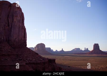 Rochers massifs dans le parc tribal de Monument Valley Navajo, Arizona, États-Unis. Banque D'Images