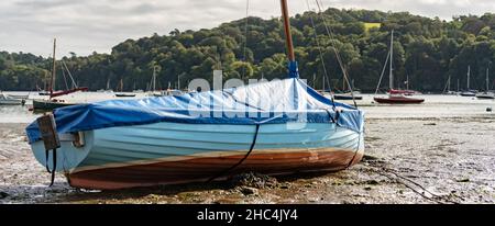 Bateau à voile à marée basse sur la rivière Dart près de Dittisham, South Devon, Royaume-Uni Banque D'Images