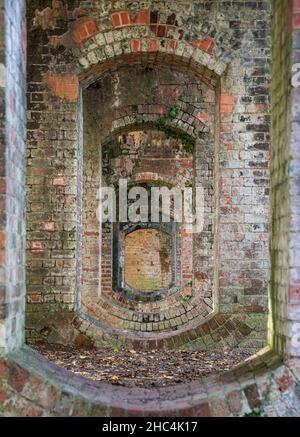 Un pont sur l'ancienne ligne ferroviaire démantelée, un exemple frappant de l'âge du chemin de fer avec dix arches, Un bon exemple de l'ingénierie ferroviaire victorienne. Banque D'Images