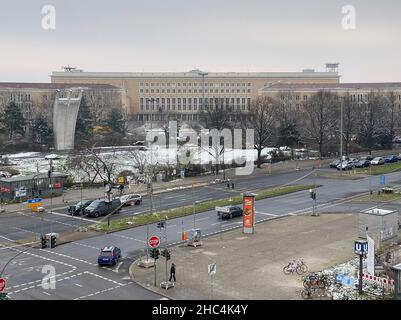 Platz der Luftbrücke, Berlin, Allemagne.12th décembre 2021.Platz der Luftbrücke, Berlin, Allemagne, à la frontière entre les localités de Tempelhof an Banque D'Images