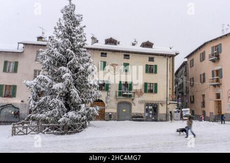 Bormio village médiéval Valtellina Italie sous la neige en hiver Banque D'Images