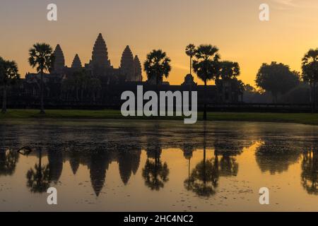 Temple Wat Angkor à l'aube, reflété dans le lac, Cambodge Banque D'Images