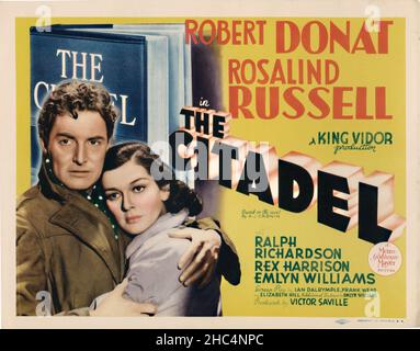 ROSALIND RUSSELL et ROBERT DONAT dans LA CITADELLE (1938), dirigé par LE ROI-VID.Crédit: M.G.M BRITISH / Album Banque D'Images