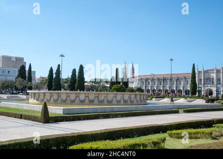 Paysage de jardin impérial en face de l'église de Santa Maria de Belem à Lisbonne Banque D'Images