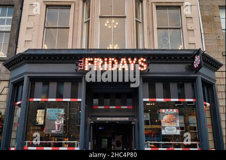 Édimbourg, Écosse - 21 novembre 2021 : le panneau pour le restaurant TGI Fridays à Édimbourg. Banque D'Images