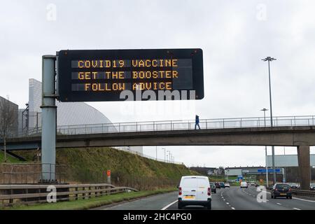 Glasgow, Écosse, Royaume-Uni.24th décembre 2021.Covid-19 Booster Program en Écosse - les panneaux géants d'autoroute exhortent les gens à obtenir leur vaccin de rappel car Nicola Sturgeon a utilisé son message de noël pour exhorter les Écossais à obtenir le crédit jag: Kay Roxby/Alamy Live News Banque D'Images