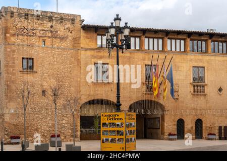 Campos, Espagne; décembre 21 2021: Façade de l'Hôtel de ville de la ville Majorcan de Campos décorée de lumières à DEL pour les vacances de Noël Banque D'Images