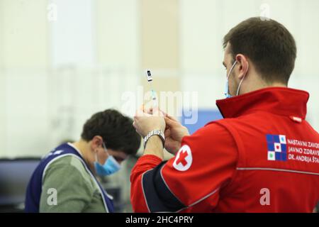 (211224) -- ZAGREB, le 24 décembre 2021 (Xinhua) -- Un agent de santé prépare une dose de vaccin contre le COVID-19 à Zagreb, en Croatie, le 24 décembre 2021.(Luka Stanzl/Pixsell via Xinhua) Credit: Xinhua/Alay Live News Banque D'Images