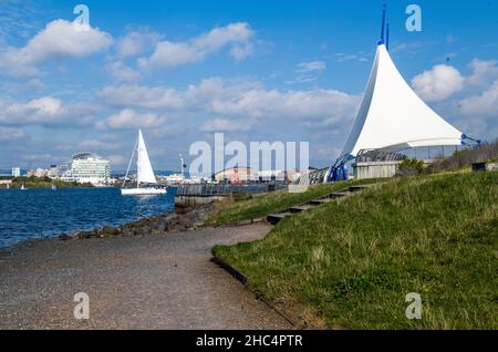 Promenez-vous le long du barrage de la baie de Cardiff et montrez les voiles du mémorial au capitaine Scott et à l'équipage du navire Terra Nova. Banque D'Images