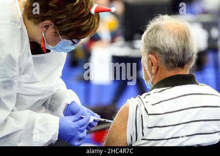 (211224) -- ZAGREB, le 24 décembre 2021 (Xinhua) -- Un homme reçoit une dose de vaccin contre le COVID-19 à Zagreb, en Croatie, le 24 décembre 2021.(Luka Stanzl/Pixsell via Xinhua) Banque D'Images