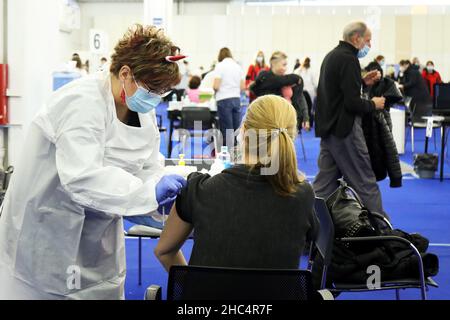 (211224) -- ZAGREB, le 24 décembre 2021 (Xinhua) -- Une femme reçoit une dose de vaccin contre le COVID-19 à Zagreb, en Croatie, le 24 décembre 2021.(Luka Stanzl/Pixsell via Xinhua) Banque D'Images