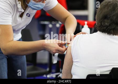 (211224) -- ZAGREB, le 24 décembre 2021 (Xinhua) -- Une femme reçoit une dose de vaccin contre le COVID-19 à Zagreb, en Croatie, le 24 décembre 2021.(Luka Stanzl/Pixsell via Xinhua) Banque D'Images