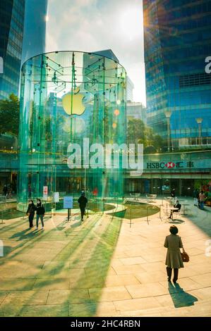 L'Apple Store de la galerie marchande IFC avec la lumière du soleil se déversant de derrière à Lujiazui, Pudong, Shanghai, Chine. Banque D'Images