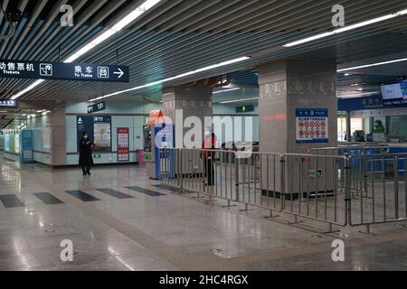 XI'AN, CHINE - le 24 DÉCEMBRE 2021 - Un passager emtire dans une station de métro de Xi 'an, province de Shaanxi, Chine, le 24 décembre 2021. Banque D'Images