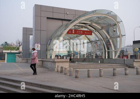 XI'AN, CHINE - 24 DÉCEMBRE 2021 - il y a peu de passagers qui quittent la station de métro.Le 24 décembre 2021, Xi'an, province de Shaanxi, Chine. Banque D'Images