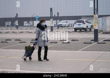 XI'AN, CHINE - 24 DÉCEMBRE 2021 - les gens emballez les nécessités quotidiennes dans un supermarché à Xi 'an, province de Shaanxi, Chine, 24 décembre 2021. Banque D'Images