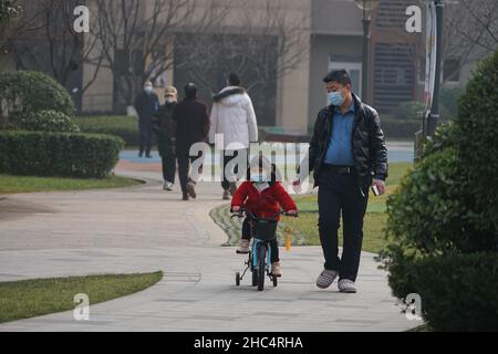 XI'AN, CHINE - 24 DÉCEMBRE 2021 - les résidents s'exercent dans une communauté fermée de Xi 'an, province de Shaanxi, Chine, 24 décembre 2021. Banque D'Images