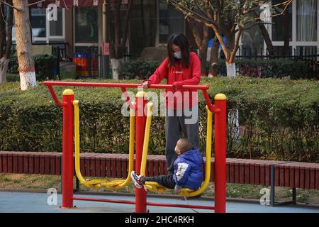 XI'AN, CHINE - 24 DÉCEMBRE 2021 - les résidents s'exercent dans une communauté fermée de Xi 'an, province de Shaanxi, Chine, 24 décembre 2021. Banque D'Images